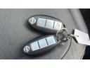 【スマートキー装備車】スマートキーをお持ちになっておりましたら、両手が塞がっていてもドアの開閉も可能です。