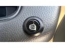 【スマートキー装備車】スマートキーをお持ちになっておりましたら、両手が塞がっていてもドアの開閉も可能です。