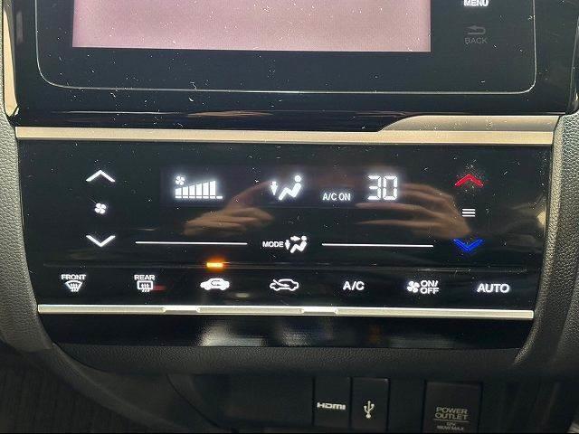 【オートエアコン】車内温度をセンサーが感知してご希望の車内温度になるよう、風量も自動で調整してくれます☆