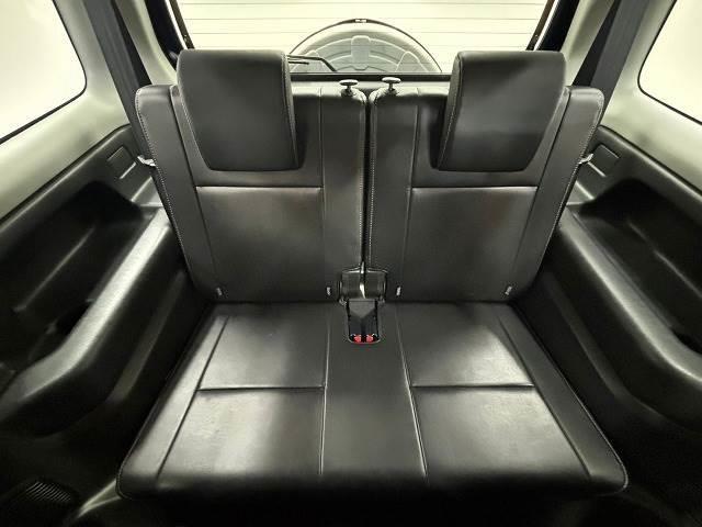 セカンドシートはリクライニング可能でくつろぎの空間。大人二人が乗っても十分なスペースが確保されております。