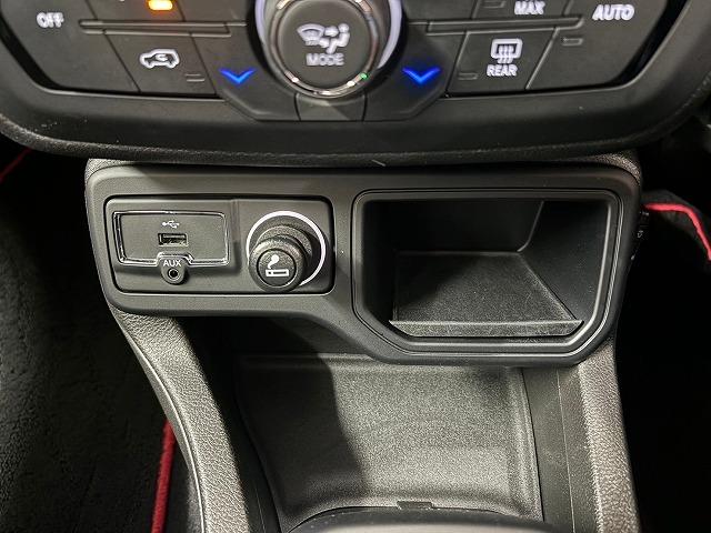 ジープ・レネゲード ロンジチュード　後期　Ｄオーディオ　ＡｐｐｌｅＣａｒＰｌａｙ　ＢＳＭ（ブラインドスポット）　レーダークルーズコントロール　ルーフレール　レーンキープ　クリアランスソナー　バックカメラ　ＥＴＣ　ＬＥＤヘッドライト（34枚目）