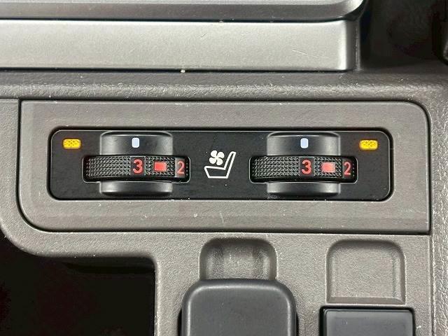 ランドクルーザープラド ＴＸ　Ｌパッケージ　７人乗り　サンルーフ　ＯＰ１９インチＡＷ　全周囲カメラ　純正ナビ　レザーシート　シートヒーター　ベンチレーション　パワーシート　レーダークルーズコントロール　オートハイビーム　ＥＴＣ（9枚目）