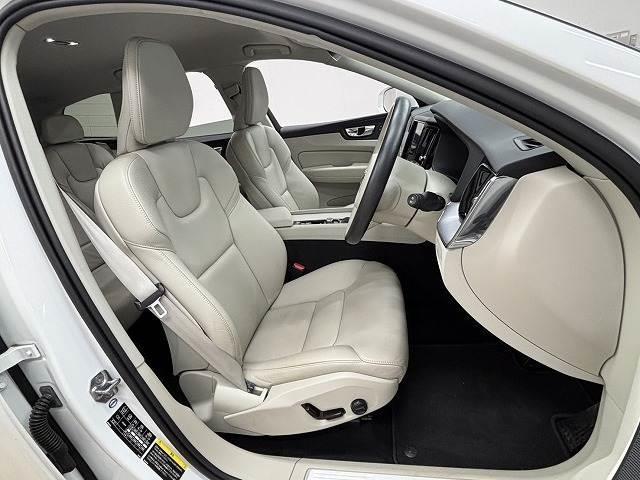 ＸＣ６０ Ｄ４　ＡＷＤ　モーメンタム　ワンオーナー　純正９インチナビ　全周囲カメラ　パワーシート　シートヒーター　パワーバックドア　ＢＳＭ　レーダークルーズコントロール　オートハイビーム　ＥＴＣ　スマートキー　電動格納ミラー（5枚目）