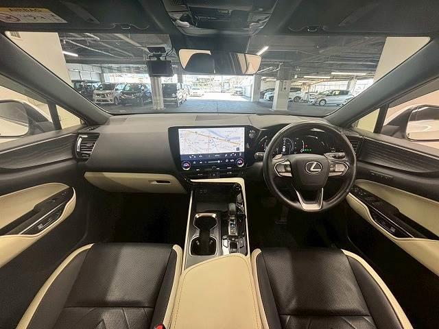 ＮＸ ＮＸ３５０ｈ　バージョンＬ　サンルーフ　純正１４型ナビ　地デジ　全方位カメラ　パワーバックドア　三眼ＬＥＤヘッドライト　パノラマサンルーフ　白黒革シート　シートベンチレーション　レーダークルコン　レーンキープアシスト　禁煙（2枚目）
