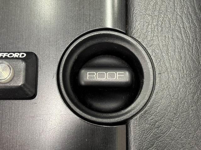 Ｓ２０００ ＴｙｐｅＶ　６速ＭＴ　プロドライブ１８インチＡＷ　禁煙　茶幌　オーバーフェンダー　ＨＩＤヘッドライト　革巻きステアリング　オープンカー　ＣＤ　ＡＣエアコン　ハーフレザーシート（4枚目）