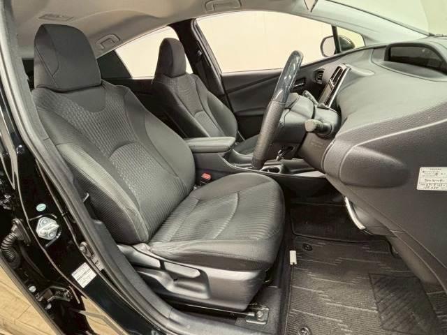 プリウス Ｓ　純正９型ナビ　バックカメラ　衝突軽減ブレーキ　レーダークルーズコントロール　レーンキープアシスト　オートライト　オートハイビーム　ＥＴＣ　地デジ　バックカメラ　Ｂｌｕｅｔｏｏｔｈ　スマートキー（5枚目）