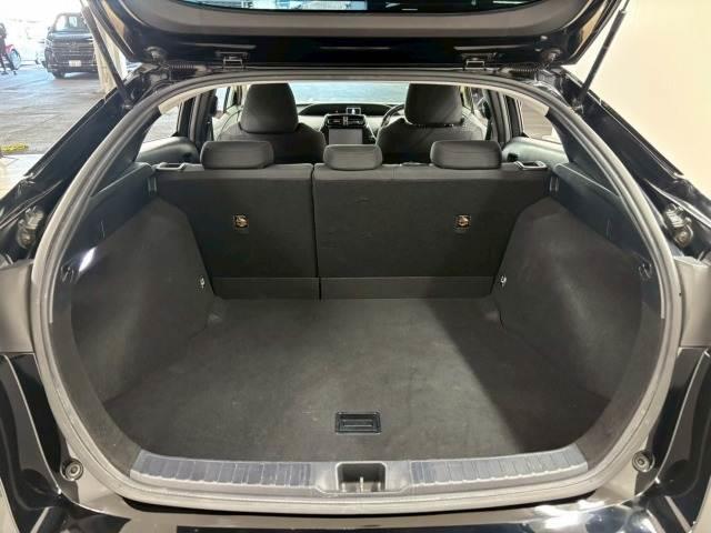 プリウス Ｓ　純正９型ナビ　バックカメラ　衝突軽減ブレーキ　レーダークルーズコントロール　レーンキープアシスト　オートライト　オートハイビーム　ＥＴＣ　地デジ　バックカメラ　Ｂｌｕｅｔｏｏｔｈ　スマートキー（13枚目）