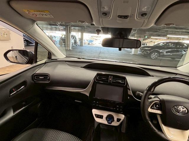 プリウス Ｓ　純正９型ナビ　バックカメラ　衝突軽減ブレーキ　レーダークルーズコントロール　レーンキープアシスト　オートライト　オートハイビーム　ＥＴＣ　地デジ　バックカメラ　Ｂｌｕｅｔｏｏｔｈ　スマートキー（44枚目）