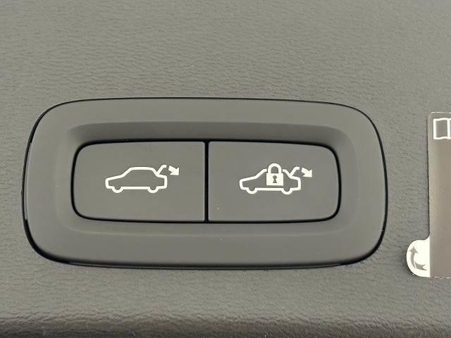 ＸＣ４０ Ｒｅｃｈａｒｇｅ　Ｐｌｕｇ－ｉｎ　ｈｙｂｒｉｄ　Ｔ５　Ｉｎｓ　サンルーフ　革シート　純正ナビ　全周囲　ハーマンカードン　バックカメラ　フルセグ　パワーシート　スマートキー　ＥＴＣ　シートヒーター　サポカー　ナビＴＶ　パノラミックビュー　パワーゲート（9枚目）