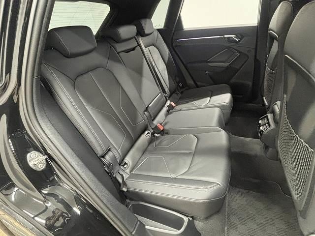 Ｑ３ ３５　ＴＦＳＩ　Ｓ　ｌｉｎｅ　ＲＨＤ　ブラックスタイリングパッケージ／レーダークルコン／純正８．８インチナビ／全方位カメラ／パワーバックドア／クリアランスソナー／アイドリングストップ／黒革シート／パワーシート／シートヒーター（6枚目）
