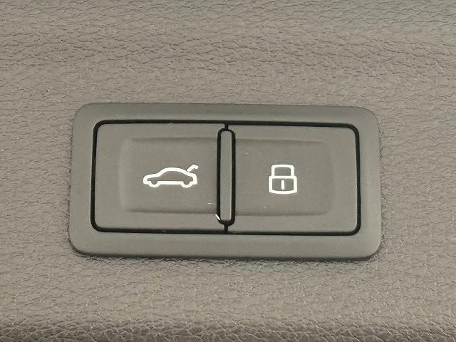 Ｑ３ ３５　ＴＦＳＩ　Ｓ　ｌｉｎｅ　ＲＨＤ　ブラックスタイリングパッケージ／レーダークルコン／純正８．８インチナビ／全方位カメラ／パワーバックドア／クリアランスソナー／アイドリングストップ／黒革シート／パワーシート／シートヒーター（8枚目）