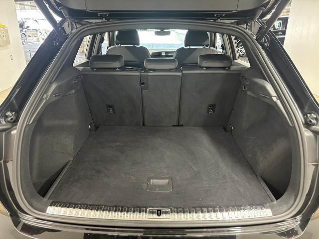 Ｑ３ ３５　ＴＦＳＩ　Ｓ　ｌｉｎｅ　ＲＨＤ　ブラックスタイリングパッケージ／レーダークルコン／純正８．８インチナビ／全方位カメラ／パワーバックドア／クリアランスソナー／アイドリングストップ／黒革シート／パワーシート／シートヒーター（13枚目）