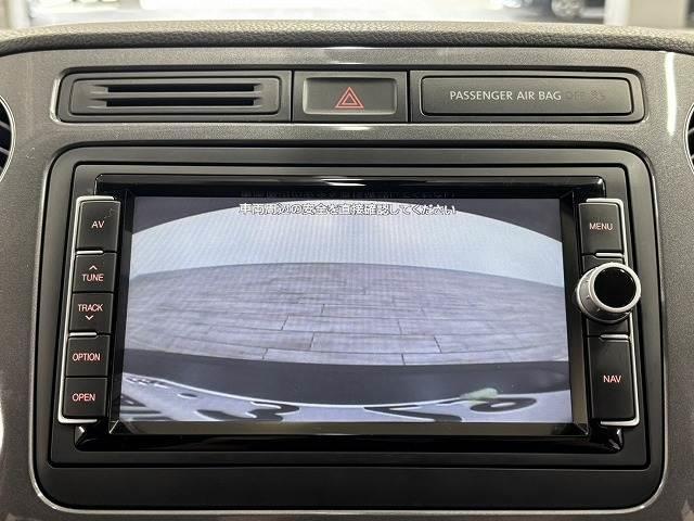 ティグアン ＴＳＩブルーモーションテクノロジー　純正ナビ地デジ／バックカメラ／ＤＶＤ再生／Ｂｌｕｅｔｏｏｔｈ／バックカメラ／アイドリングストップ／オートエアコン／キセノンライト／純正１７インチＡＷ／電子パーキングブレーキ（4枚目）