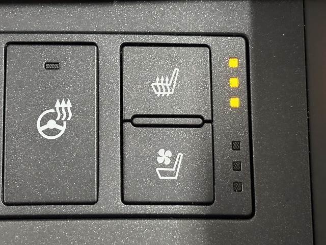 ＩＳ ＩＳ３００ｈ　ｖｅｒｓｉｏｎ　Ｌ　純正ＯＰ１８インチＡＷ／純正１０．３インチナビ／黒革シート／追従クルコン／レーンキープアシスト／ベンチレーション／クリアランスソナー／ＢＳＭ／ＥＴＣ／パワーシート／シートメモリー／地デジＬＥＤヘッド（8枚目）