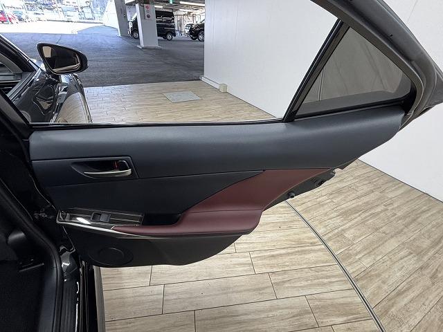 ＩＳ ＩＳ３００ｈ　ｖｅｒｓｉｏｎ　Ｌ　純正ＯＰ１８インチＡＷ／純正１０．３インチナビ／黒革シート／追従クルコン／レーンキープアシスト／ベンチレーション／クリアランスソナー／ＢＳＭ／ＥＴＣ／パワーシート／シートメモリー／地デジＬＥＤヘッド（43枚目）