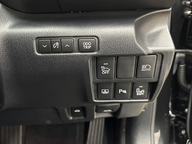 ＩＳ ＩＳ３００ｈ　ｖｅｒｓｉｏｎ　Ｌ　純正ＯＰ１８インチＡＷ／純正１０．３インチナビ／黒革シート／追従クルコン／レーンキープアシスト／ベンチレーション／クリアランスソナー／ＢＳＭ／ＥＴＣ／パワーシート／シートメモリー／地デジＬＥＤヘッド（60枚目）