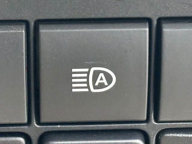 【オートハイビーム】夜間走行時、ハイビームとロービームを自動で切り替えます。