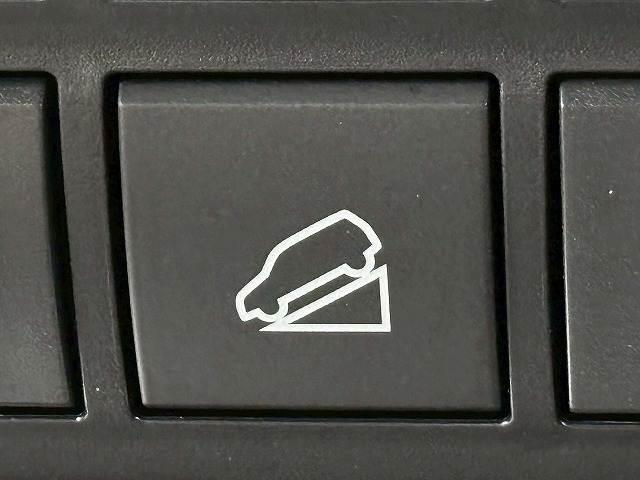 専用スイッチを押すことで、急な坂道を下りるときに自動的にブレーキ制御をしながら約５ｋｍ／ｈといった一定の低速度を保ちます。