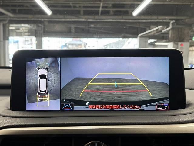 【全方位モニター】　クルマを上空から見下ろしているかのように、直感的に周囲の状況を把握できます。