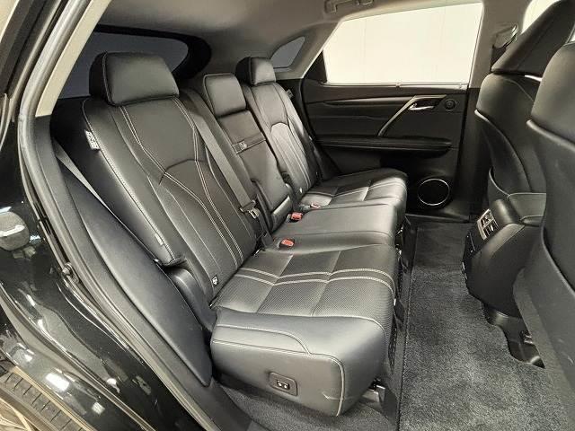 セカンドシートは大人二人が乗っても十分なスペースが確保されております。