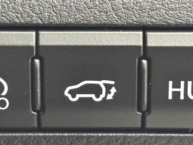 【パワーバックドア】荷物を持ちながらでも簡単にリアゲートを開閉できるあればうれしい装備の１つです。