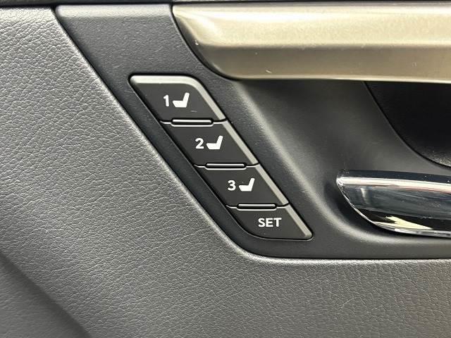 【シートメモリー】１度シートの位置を記憶させればシートを記憶させた位置までワンタッチで戻すことが出来ます。