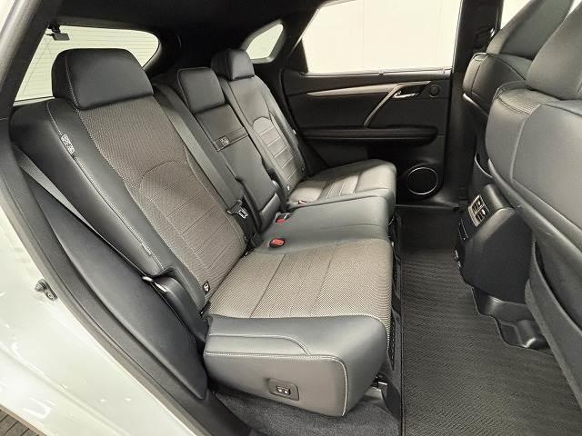 セカンドシートは大人二人が乗っても十分なスペースが確保されております。