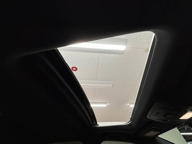 開放感溢れるドライブをお楽しみいただける高級装備の【サンルーフ】を装備。査定アップも見込める人気メーカーオプションです☆