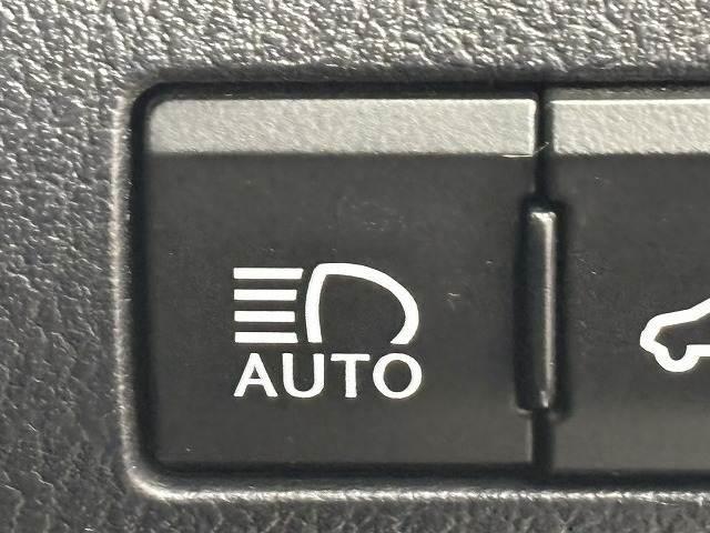 【オートハイビーム】夜間走行時、ハイビームとロービームを自動で切り替えます。