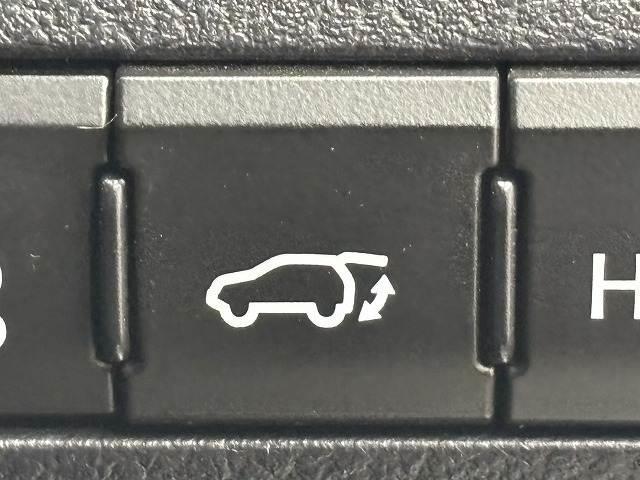 【パワーバックドア】荷物を持ちながらでも簡単にリアゲートを開閉できる高級装備の１つです。