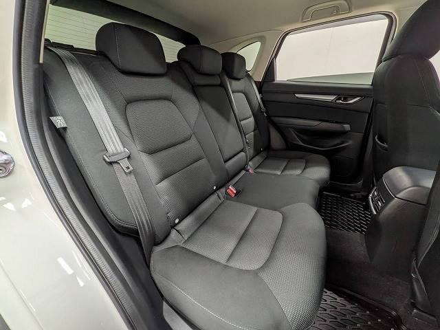 セカンドシートは大人二人が乗っても十分なスペースが確保されております。