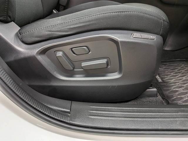 【パワーシート】電動スイッチで操作をし、高さや角度シート位置など最適なシートポジションに細かく設定出来ます☆