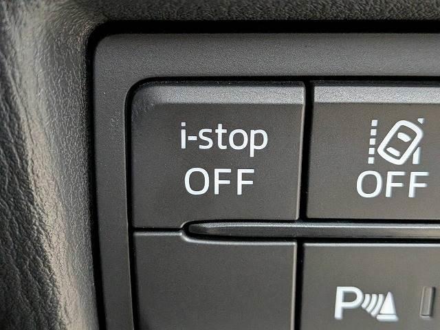 【アイドリングストップ】ブレーキを踏んでいるとエンジンが停止状態になり、停車時間に燃料を消費しないので、「燃費の節約」と「環境」に配慮した機能です。