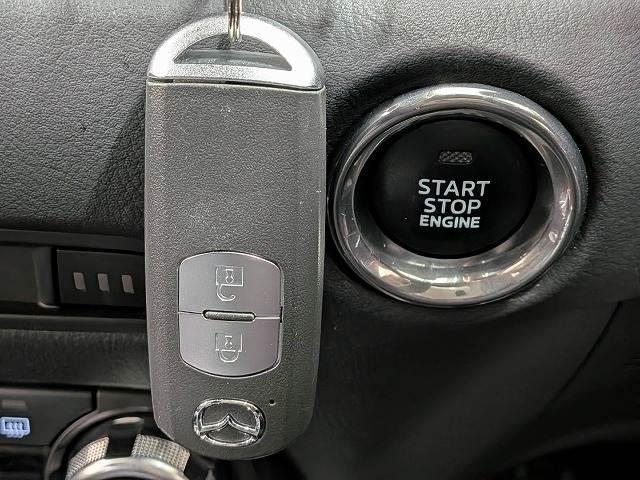 【スマートキー】車内へのアクセスやエンジン始動が楽々に行える今や必須アイテムのキー複製防止の「イモビライザー」まで備わっております。