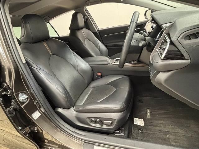 カムリ Ｇレザーパッケージ　純正９インチナビ／地デジ／バックカメラ／トヨタセーフティー／レーダークルコン／レーンキープアシスト／パワーシート／シートヒーター／ＬＥＤヘッドライト／オートハイビーム／ＥＴＣ／ＢＳＭ／スマートキー（5枚目）