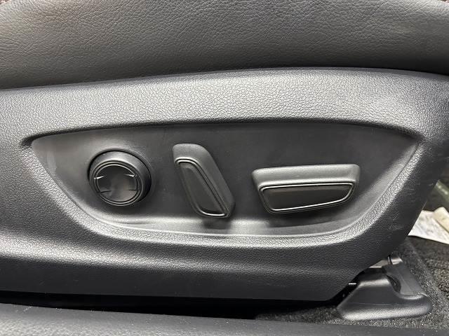 カムリ Ｇレザーパッケージ　純正９インチナビ／地デジ／バックカメラ／トヨタセーフティー／レーダークルコン／レーンキープアシスト／パワーシート／シートヒーター／ＬＥＤヘッドライト／オートハイビーム／ＥＴＣ／ＢＳＭ／スマートキー（12枚目）