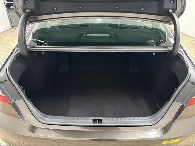 カムリ Ｇレザーパッケージ　純正９インチナビ／地デジ／バックカメラ／トヨタセーフティー／レーダークルコン／レーンキープアシスト／パワーシート／シートヒーター／ＬＥＤヘッドライト／オートハイビーム／ＥＴＣ／ＢＳＭ／スマートキー（13枚目）