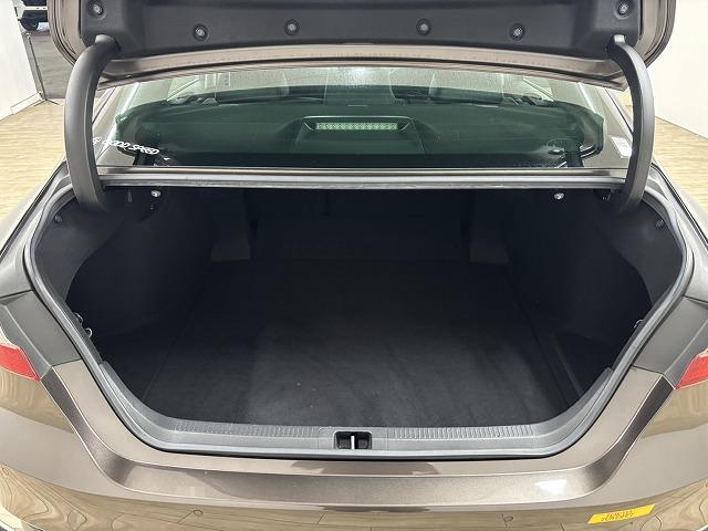 カムリ Ｇレザーパッケージ　純正９インチナビ／地デジ／バックカメラ／トヨタセーフティー／レーダークルコン／レーンキープアシスト／パワーシート／シートヒーター／ＬＥＤヘッドライト／オートハイビーム／ＥＴＣ／ＢＳＭ／スマートキー（62枚目）