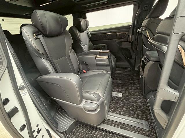 アルファードハイブリッド Z ユニバーサルステップ/純正14型ナビ/全周囲/黒革/左右独立ムーンルーフ/パワーシート/シートベンチレーション/デジタルインナーミラー/追従クルコン/BSM/両側電動/電動リアゲート/ETC(42枚目)