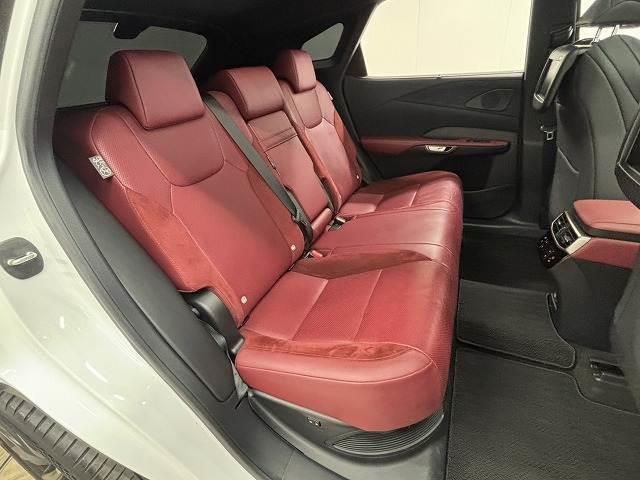ＲＸ ＲＸ５００ｈ　Ｆスポーツパフォーマンス　ＴＲＤエアロ／パノラマルーフ／ワンオーナー／純正１４型ナビ地デジ／全周囲／デジタルインナーミラー／ＢＳＭ／シートベンチレーション／パーキングアシスト／追従クルコン／パワーバックドア／パワーシート（6枚目）