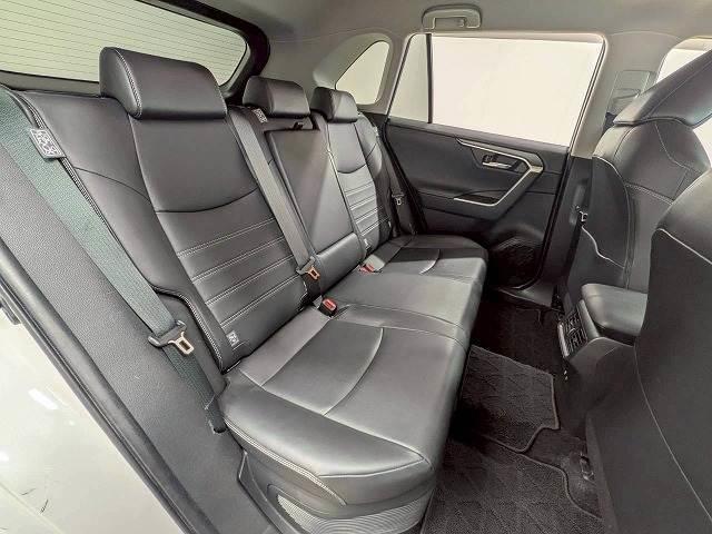 ＲＡＶ４ ハイブリッドＧ　純正９インチナビ／レーダークルコン／パワーバックド／レーンキープアシスト／黒革／パワーシート／シートヒーター／ステアリングヒーター／地デジ／バックカメラ／ＢＳＭ／ＥＴＣ／スマートキー（6枚目）