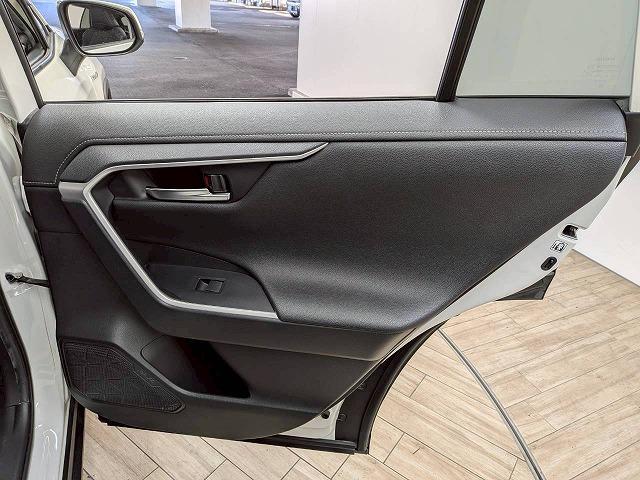 ＲＡＶ４ ハイブリッドＧ　純正９インチナビ／レーダークルコン／パワーバックド／レーンキープアシスト／黒革／パワーシート／シートヒーター／ステアリングヒーター／地デジ／バックカメラ／ＢＳＭ／ＥＴＣ／スマートキー（42枚目）