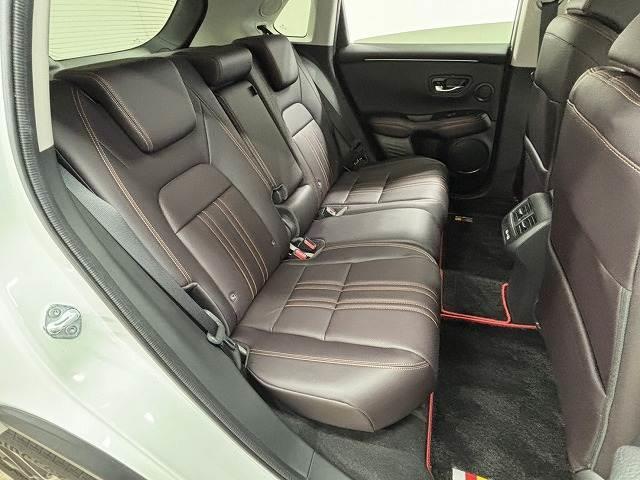 �Z�J���h�V�[�g�͑�l��l������Ă��\���ȃX�y�[�X���m�ۂ���Ă���܂��B