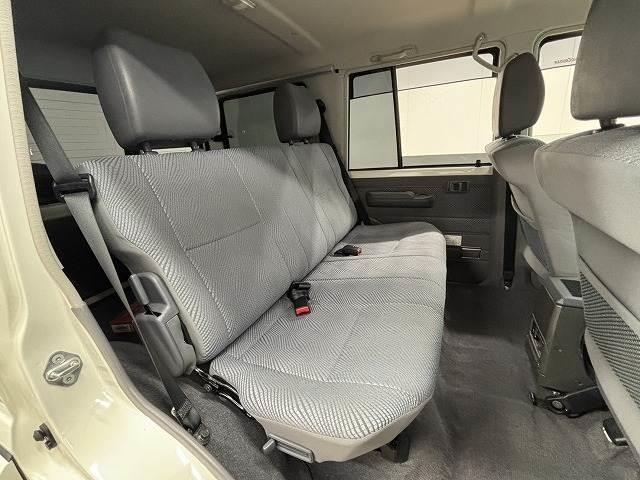 �Z�J���h�V�[�g�͑�l��l������Ă��\���ȃX�y�[�X���m�ۂ���Ă���܂��B