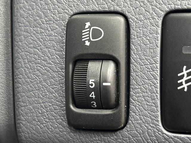 �y�w�b�h���C�g���x���C�U�[�z�w�b�h���C�g�̌������㉺�ɒ�������@�\�ł��B