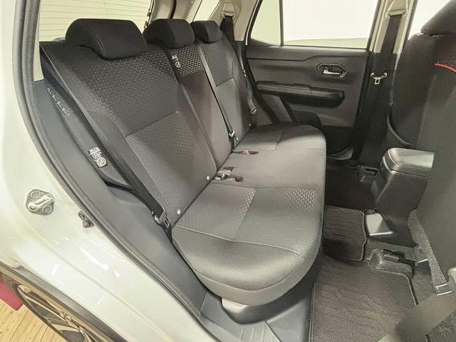 �Z�J���h�V�[�g�͑�l��l������Ă��\���ȃX�y�[�X���m�ۂ���Ă���܂��B