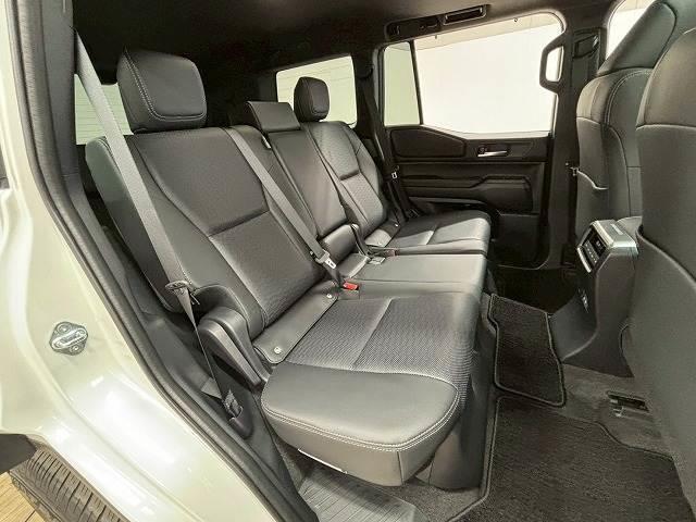 �Z�J���h�V�[�g�͑�l��l������Ă��\���ȃX�y�[�X���m�ۂ���Ă���܂��B