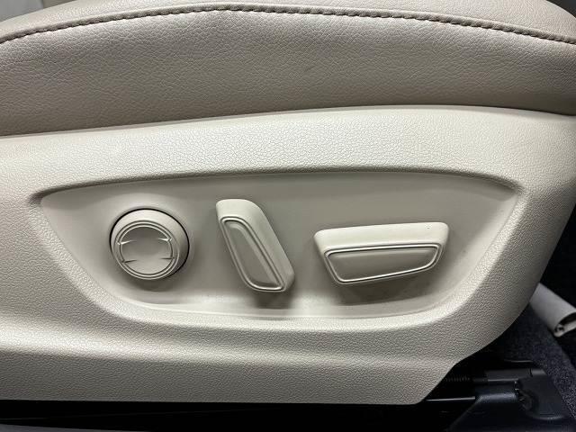 カムリ Ｇレザーパッケージ　サンルーフ／黒革シート／純正９インチナビ／地デジ／全周囲カメラ／レーダークルコン／レーンキープアシスト／パワーシート／シートヒーター／ＢＳＭ／ＥＴＣＬＥＤヘッドライト／オートハイビーム（10枚目）