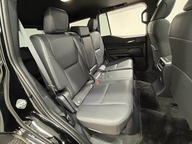 �Z�J���h�V�[�g�͑�l��l������Ă��\���ȃX�y�[�X���m�ۂ���Ă���܂��B