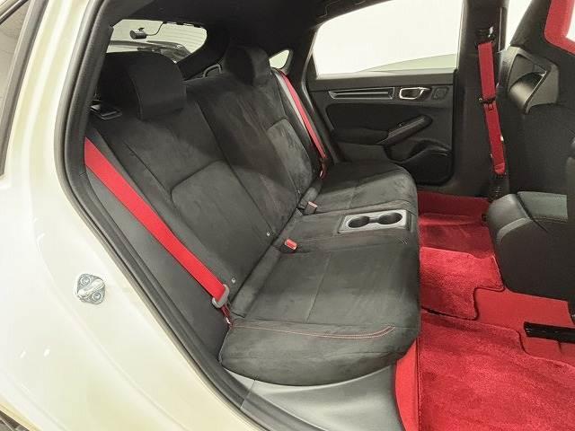 �Z�J���h�V�[�g�͑�l��l������Ă��\���ȃX�y�[�X���m�ۂ���Ă���܂��B